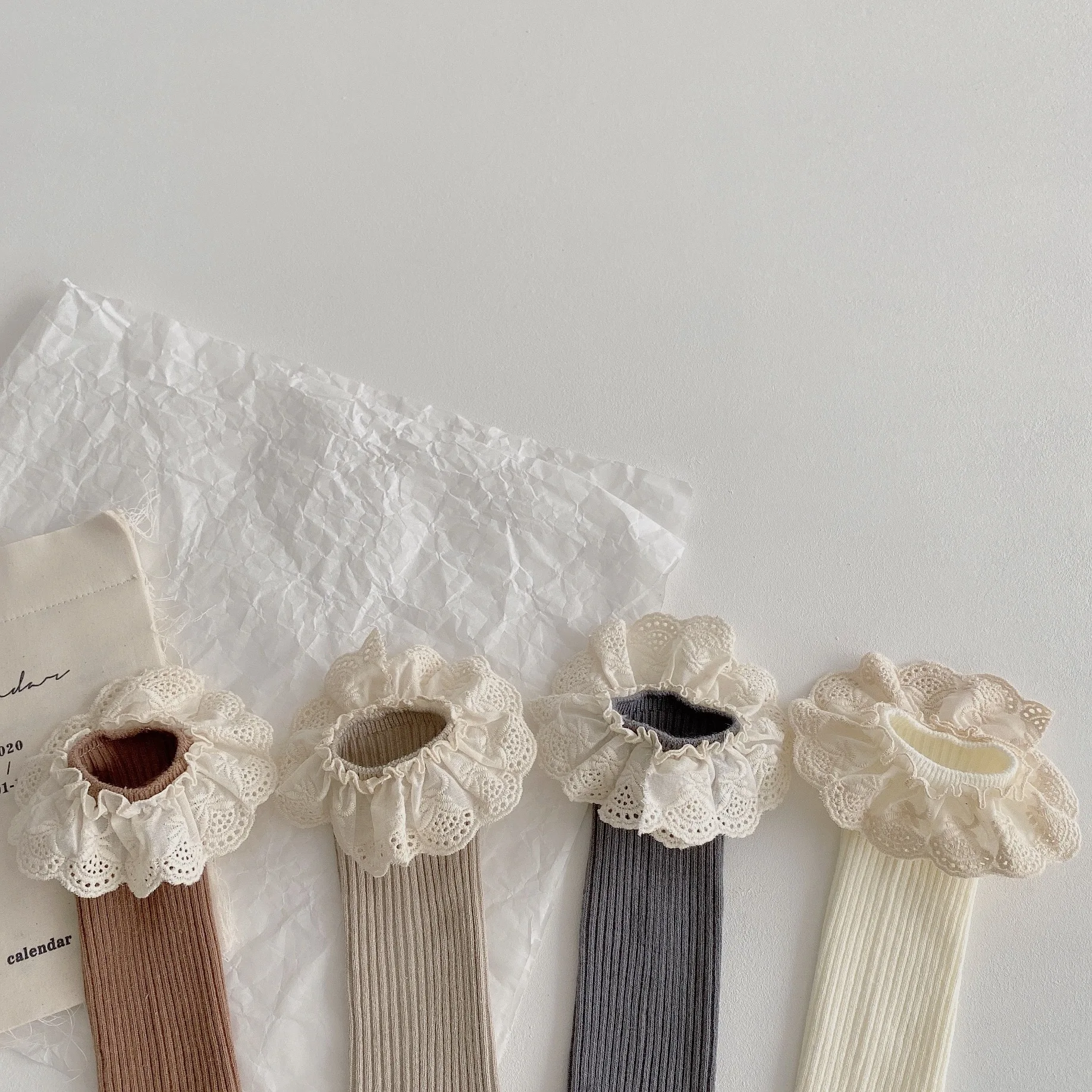 Chaussettes en coton doux mi-mollet pour bébés filles, lot de 4 Chaussettes en coton doux mi-mollet pour bébés filles, lot de 4