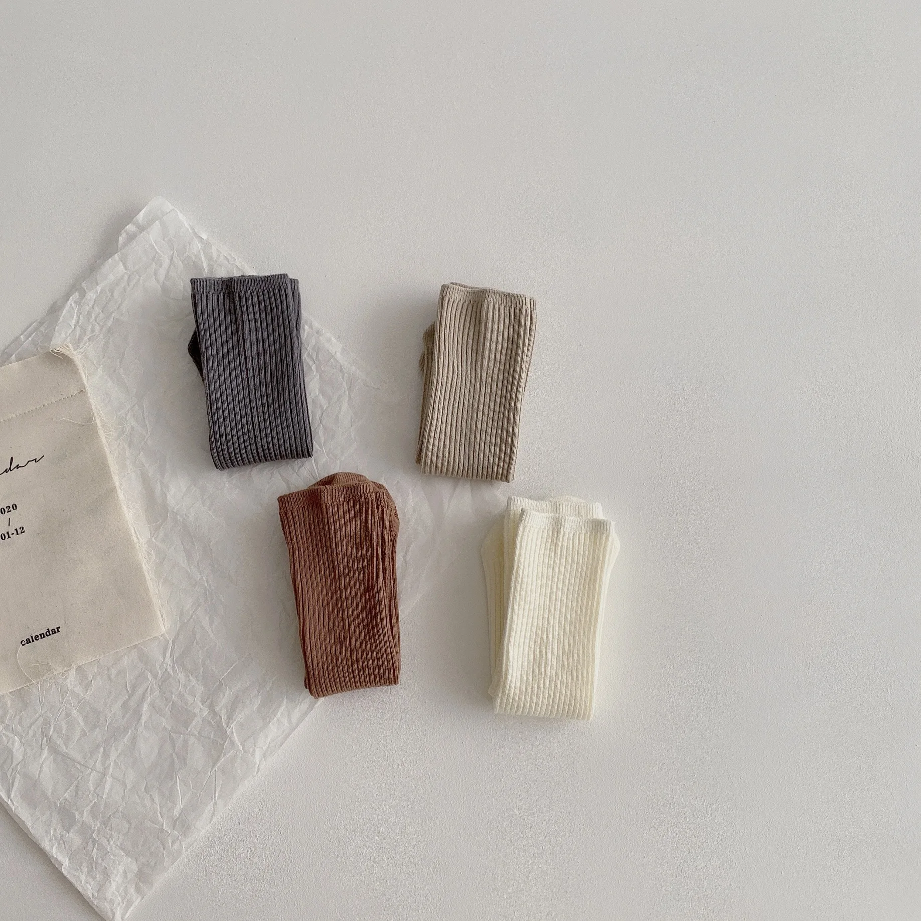 Chaussettes en coton doux mi-mollet pour bébés filles, lot de 4 Chaussettes en coton doux mi-mollet pour bébés filles, lot de 4