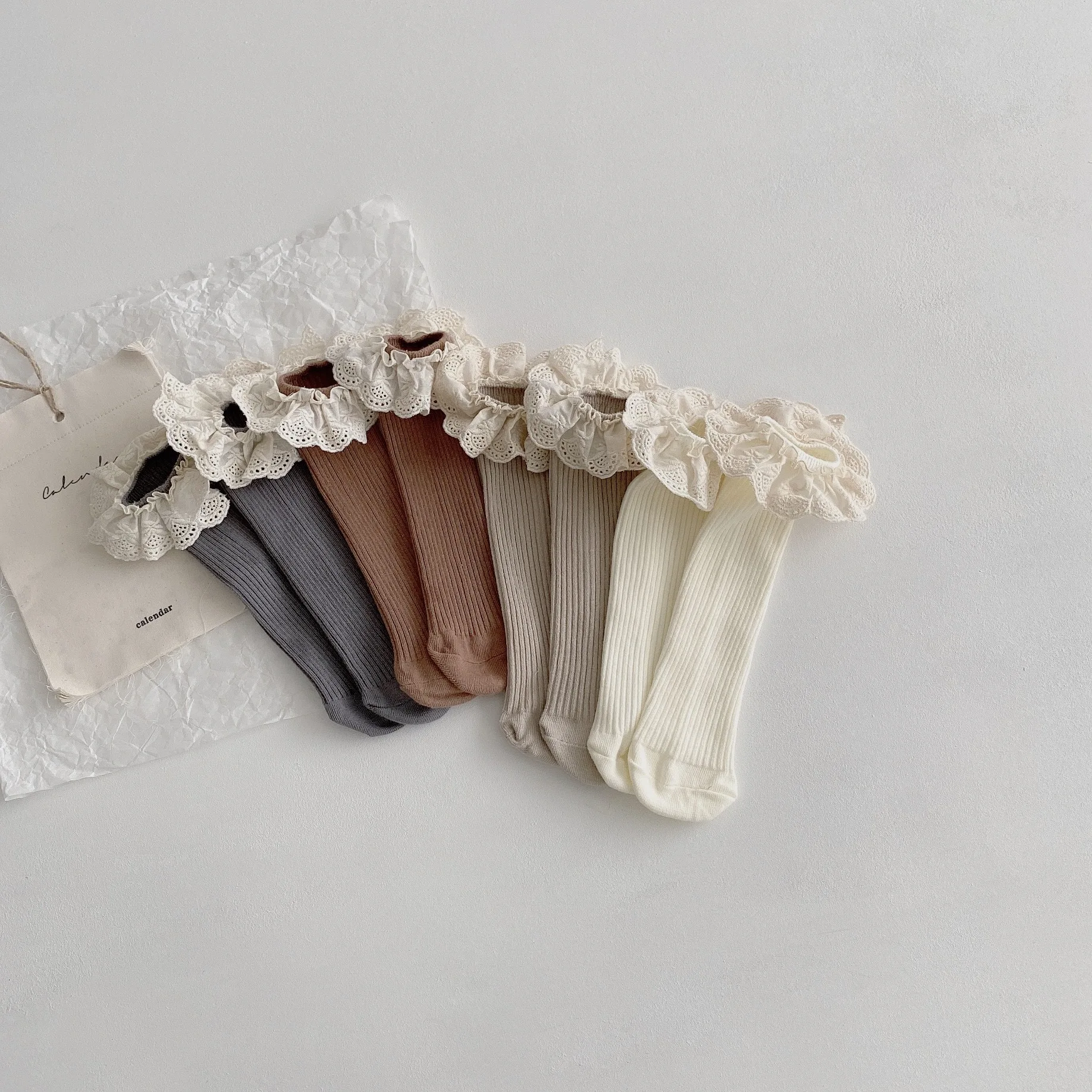 Chaussettes en coton doux mi-mollet pour bébés filles, lot de 4 Chaussettes en coton doux mi-mollet pour bébés filles, lot de 4
