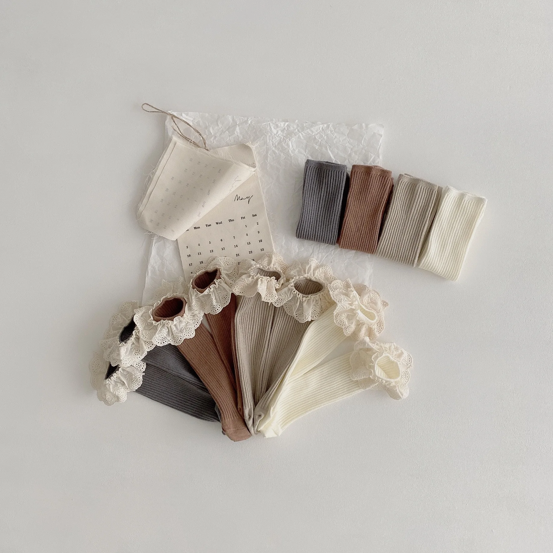 Chaussettes en coton doux mi-mollet pour bébés filles, lot de 4 Chaussettes en coton doux mi-mollet pour bébés filles, lot de 4